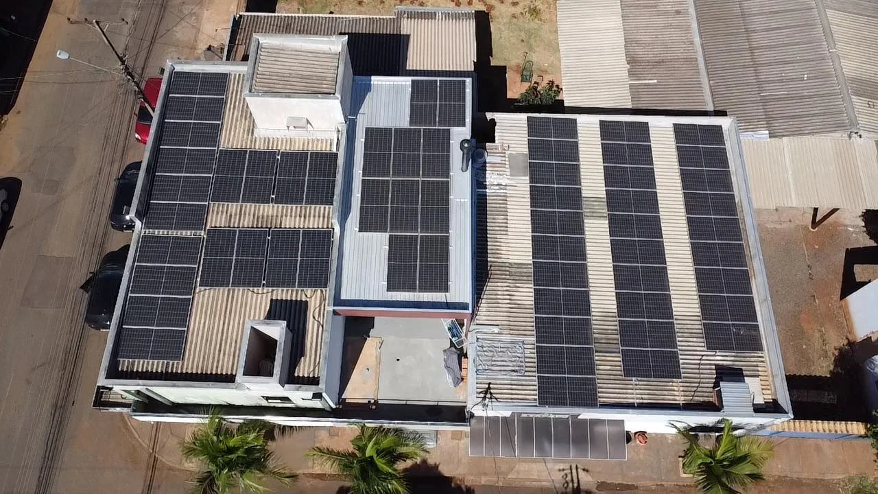 Vista de drone de telhado comercial com várias fileiras de placas solares