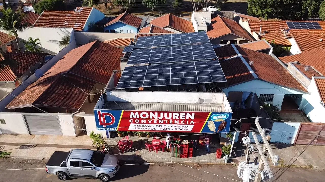 Placas solares em estrutura elevada sobre comércio de bairro