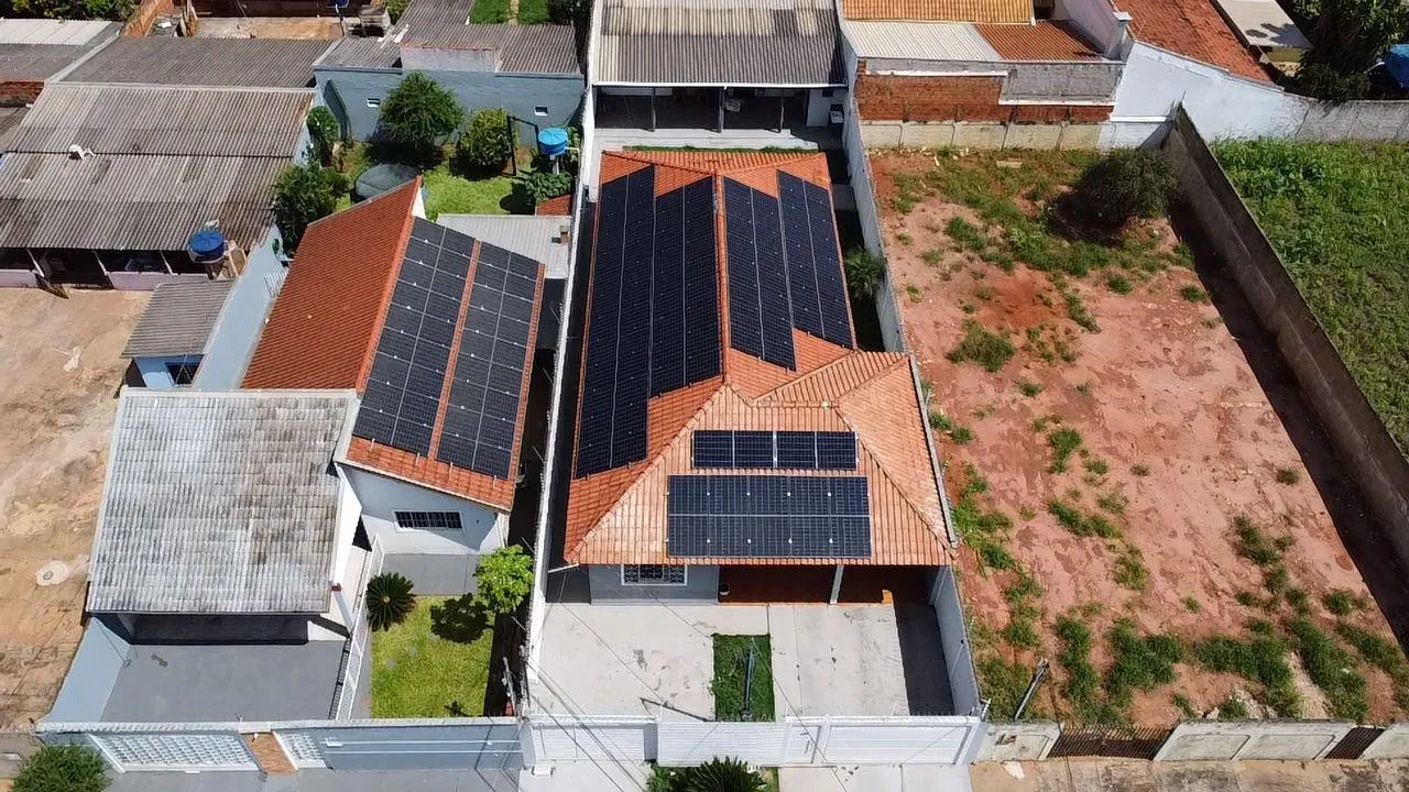 Residência com telha cerâmica e placas solares em vários planos