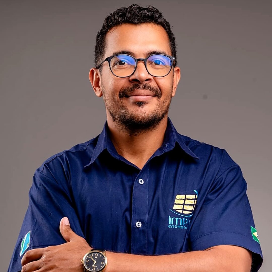 Responsável pela ÍMPAR Energia Solar com a camisa da empresa